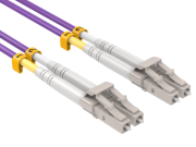 In practical applications, what is the transmission speed of OM4 Insinga ya fibre optike?